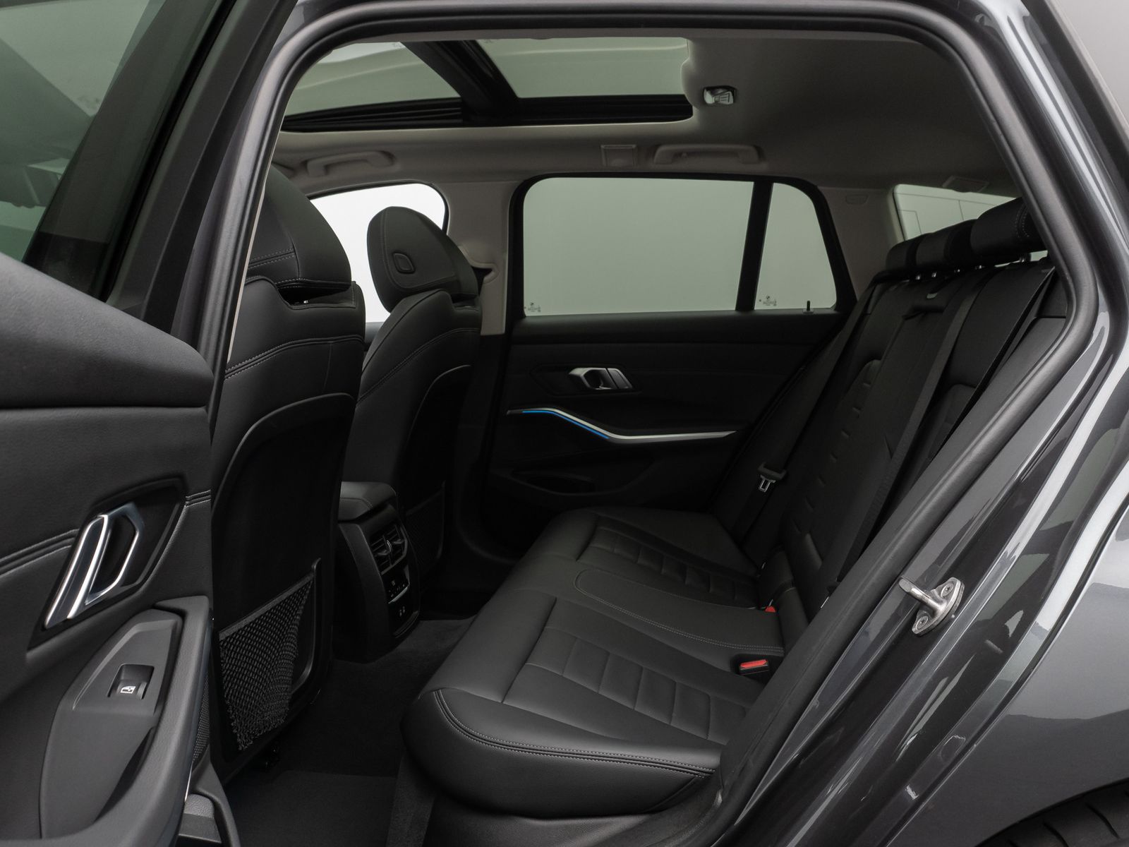 Fahrzeugabbildung BMW 330e xD Sport Line Panorama Laser Kamera HUD DAB