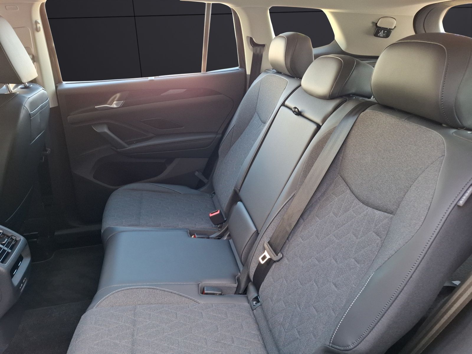 Fahrzeugabbildung Volkswagen Tayron eTSI Life DSG 7-Si Matrix AHK Navi AID AC