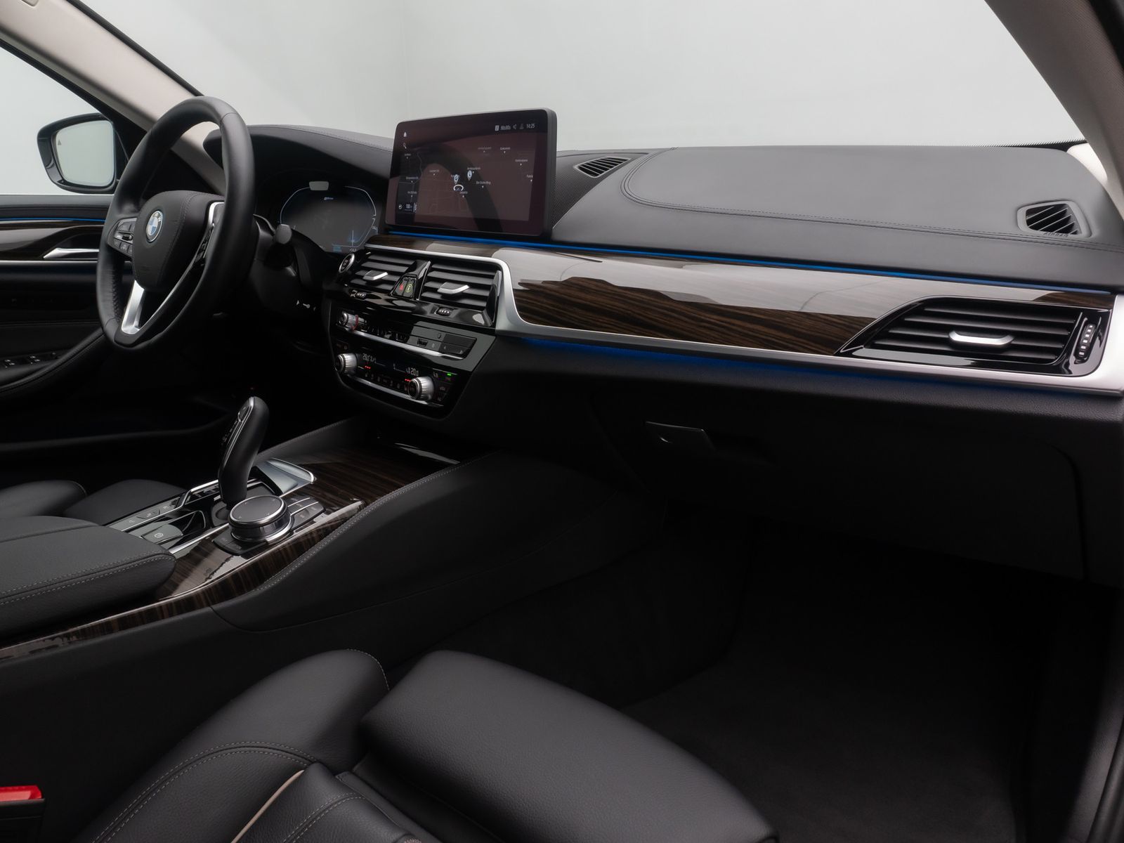 Fahrzeugabbildung BMW 530e Luxury Line ACC Laser 360° HUD DAB Sport