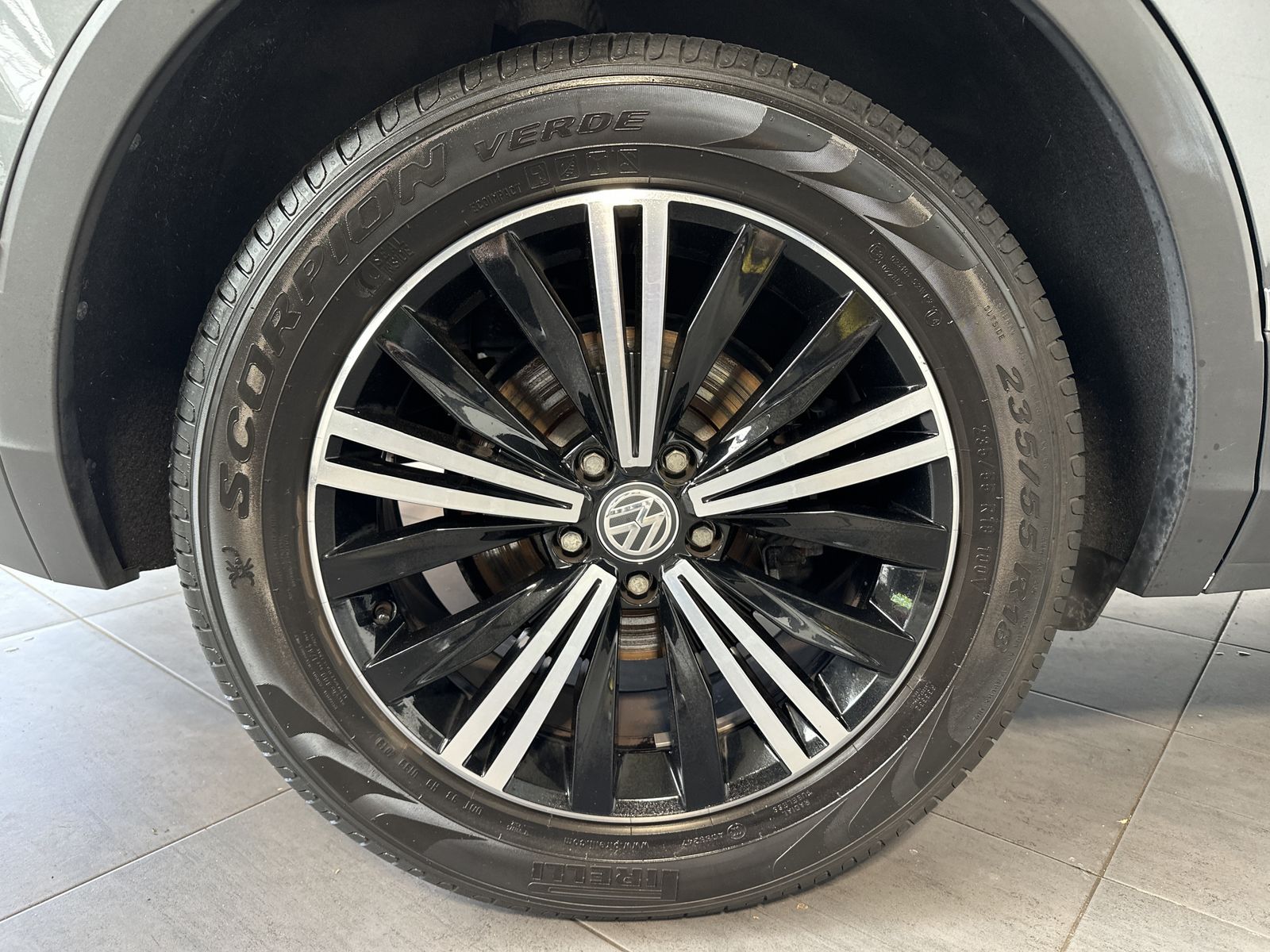 Fahrzeugabbildung Volkswagen Tiguan 2.0 TDI DSG 4M HL NAV+LED+AHK+HUD+VCOCK