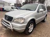 Mercedes-Benz ML 270 CDI Automatik Tempomat SHZ AHK - silberne Mercedes-Benz ML 270