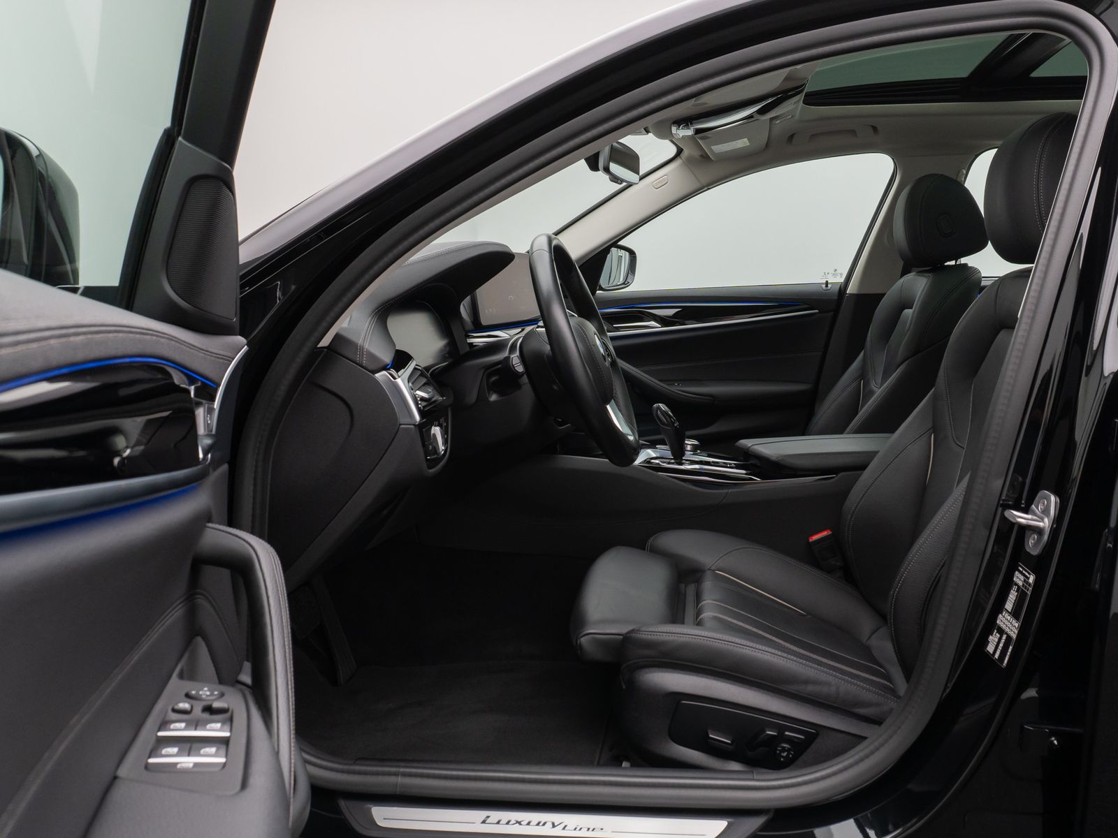 Fahrzeugabbildung BMW 530d LuxuryLine Panorama Kamera HiFi AHK Komfort