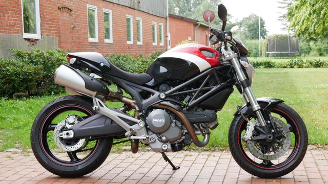 Ducati Monster 696 +