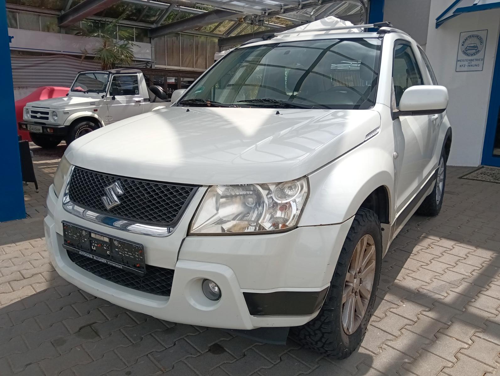 Suzuki Grand Vitara 1.6 4x4 Black and White