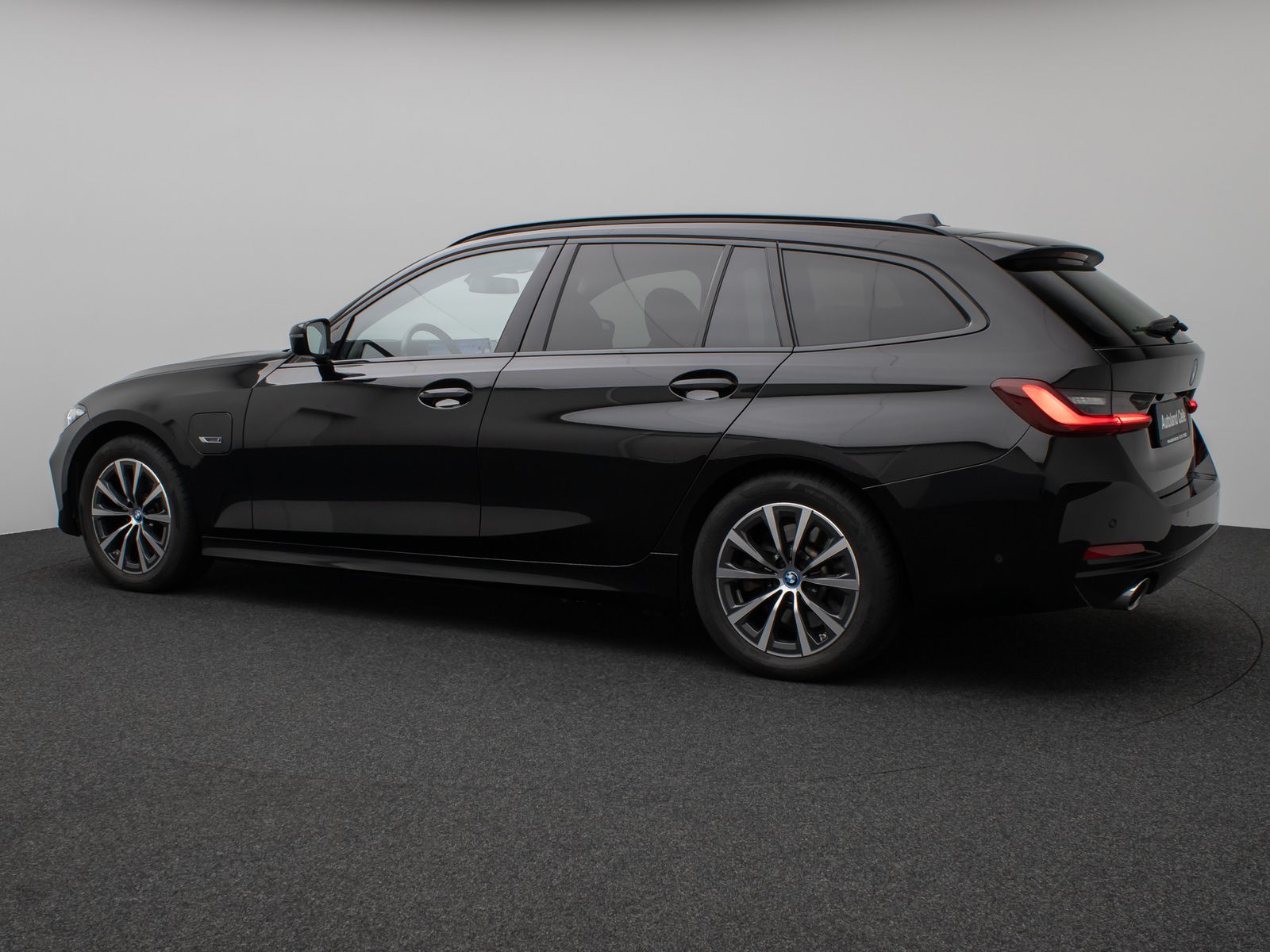 Fahrzeugabbildung BMW 330e Panorama Kamera HUD DAB HiFi Leder Sport