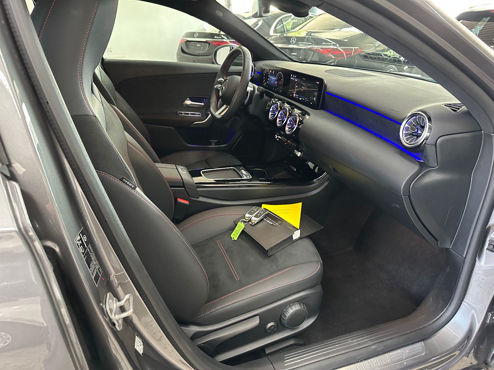 Mercedes-Benz A 180 AMG Line NAV LED PTS SHZ KEYLESS KAMERA 1H foto 9