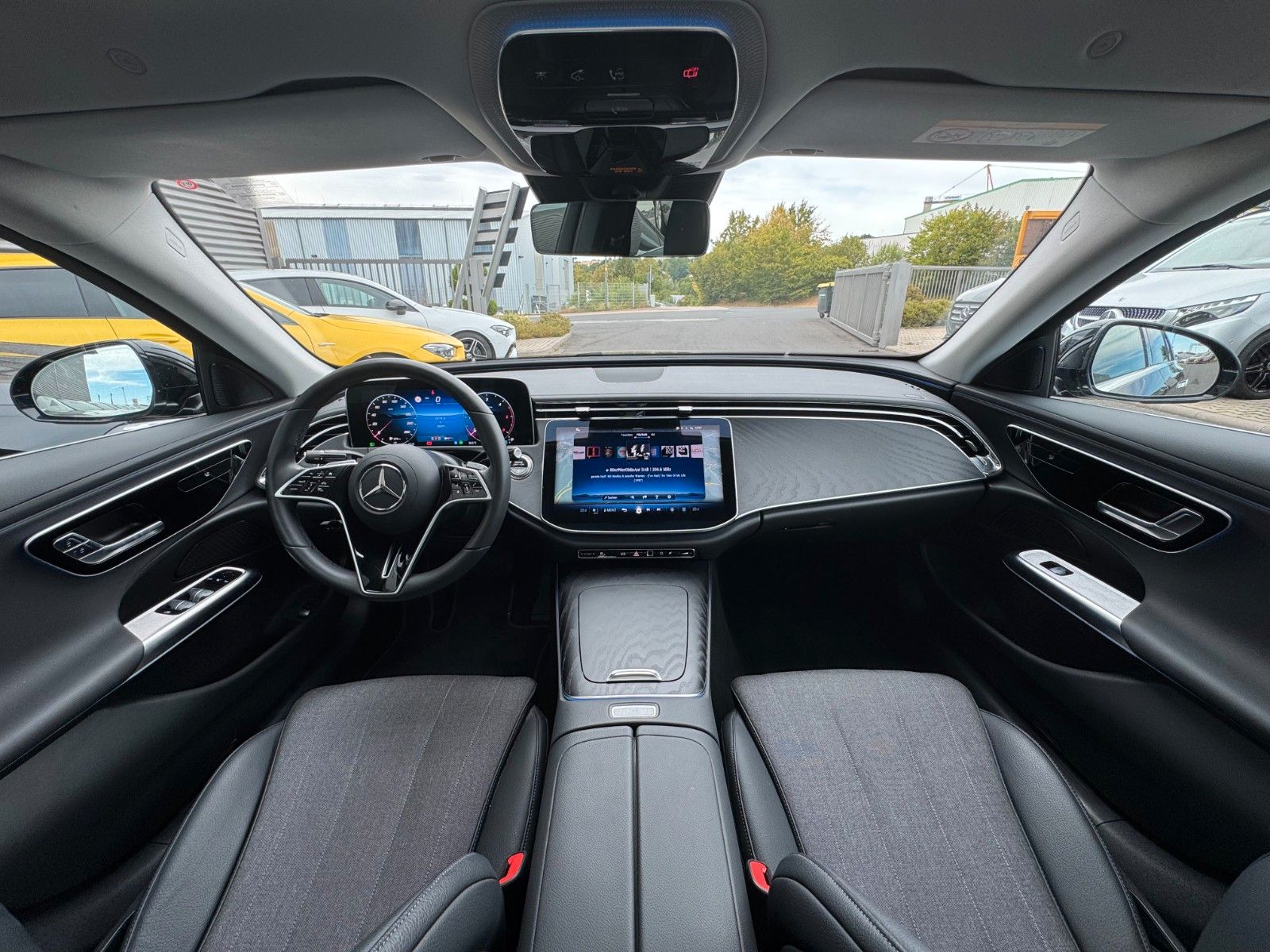 Fahrzeugabbildung Mercedes-Benz E 220 d Avantgarde R-Kamera+Pano+Distr+TotW+ - mit KI generiert/bearbeitet