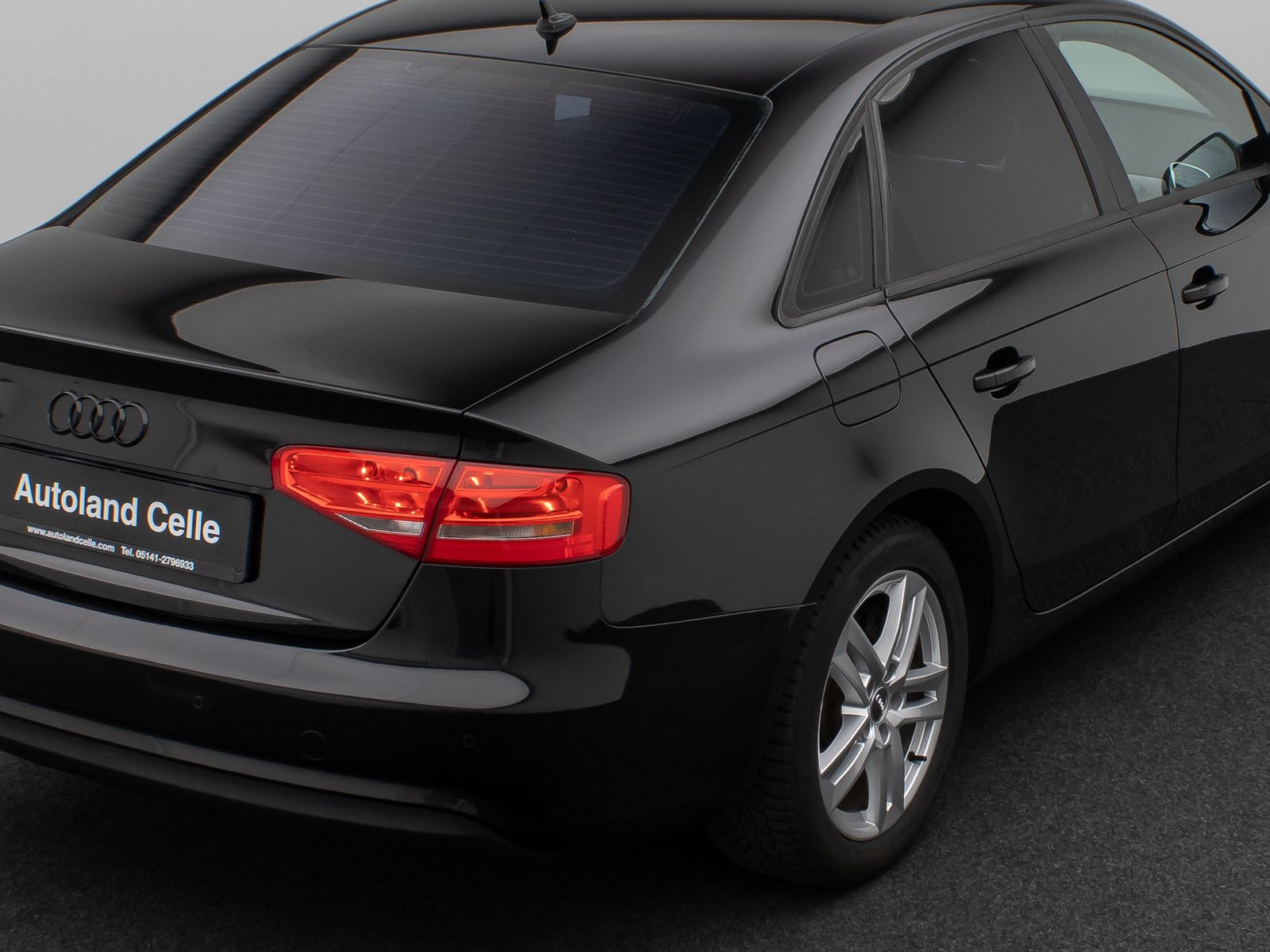 Fahrzeugabbildung Audi A4 Lim. Attraction Navigation Sitzhzg PDC AHK