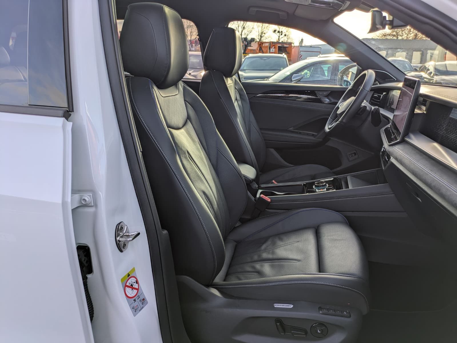 Fahrzeugabbildung Volkswagen Tayron 2.0 TDI 4M R-Line 7S*IQ-L.*LEDER*PANO*HUD