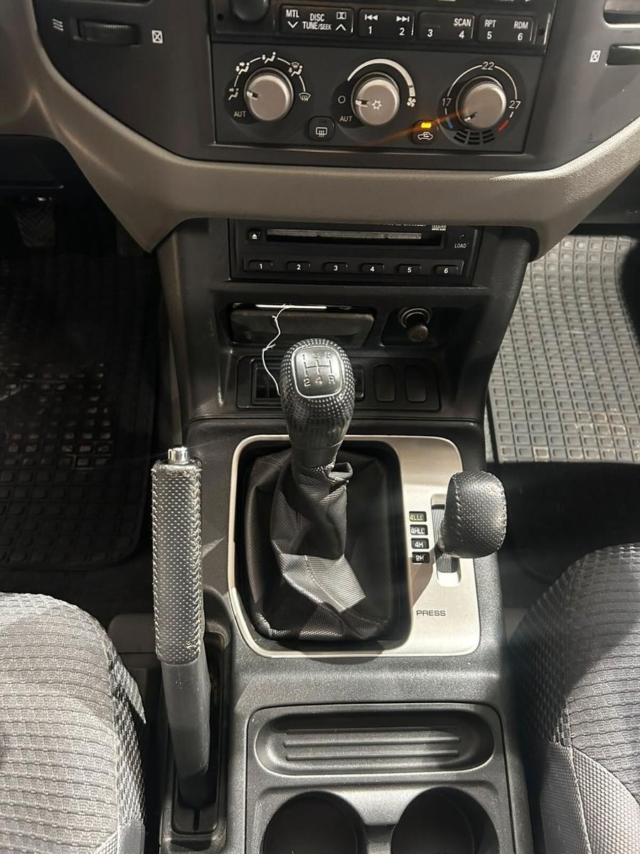 Mitsubishi Pajero 3.2 DI-D 3 portes | 160 ch | BVM | Attelage | Barres de toit | Capteur de pluie