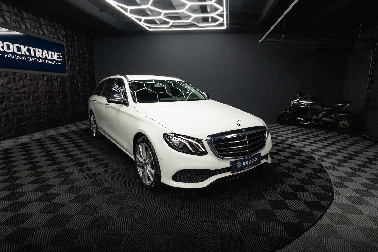 Fahrzeugabbildung Mercedes-Benz E 220d 4Matic Business *LED*Kamera*Scheckheft*