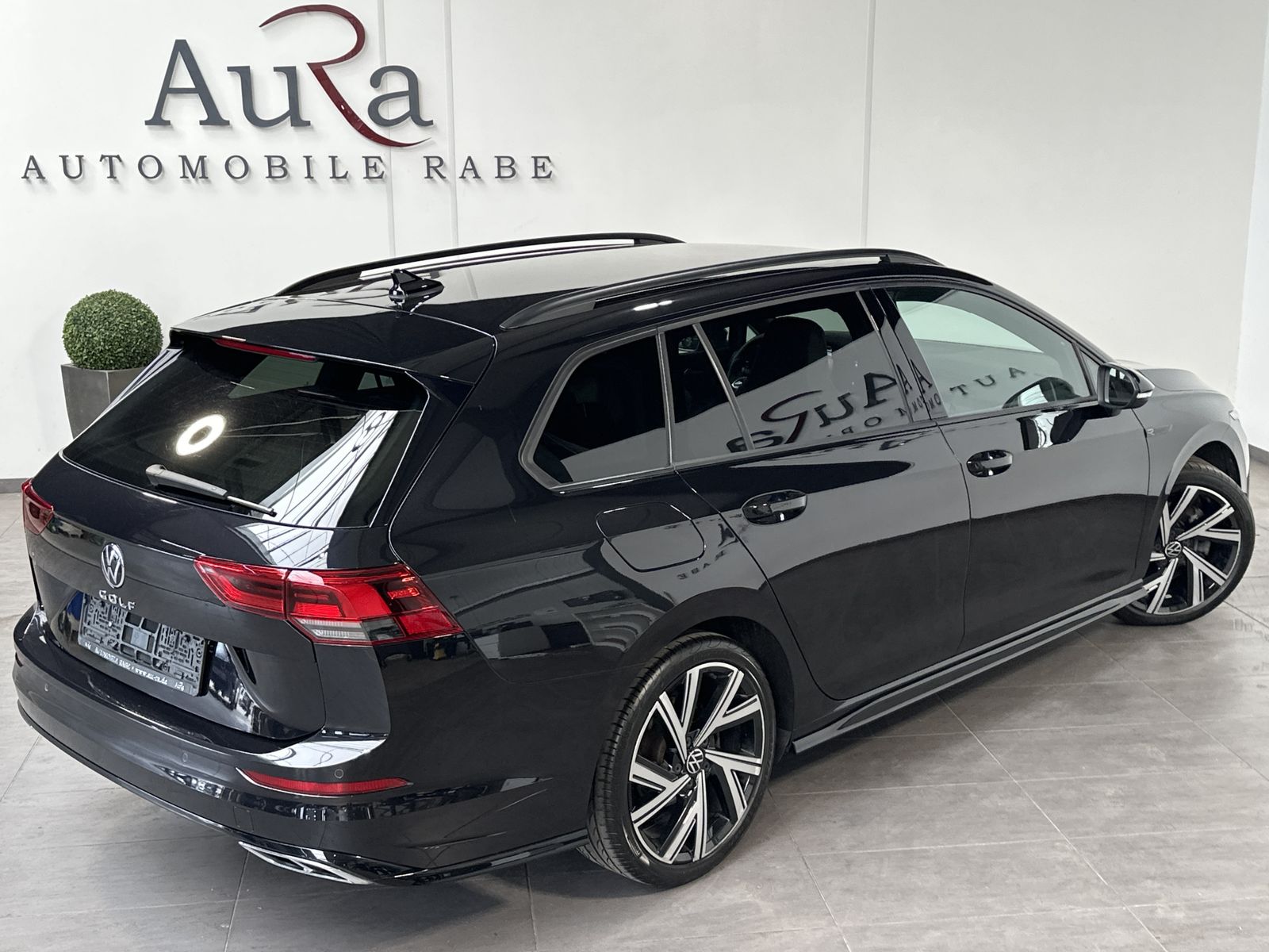 Fahrzeugabbildung Volkswagen Golf Variant 2.0 TDI DSG R-Line NAV+LED+AHK+18ZO