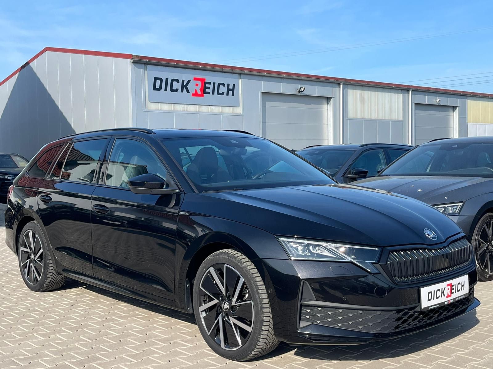 Fahrzeugabbildung SKODA Octavia 1.5 DSG Sportline PANO*MATRIX*AHK*5J.GAR
