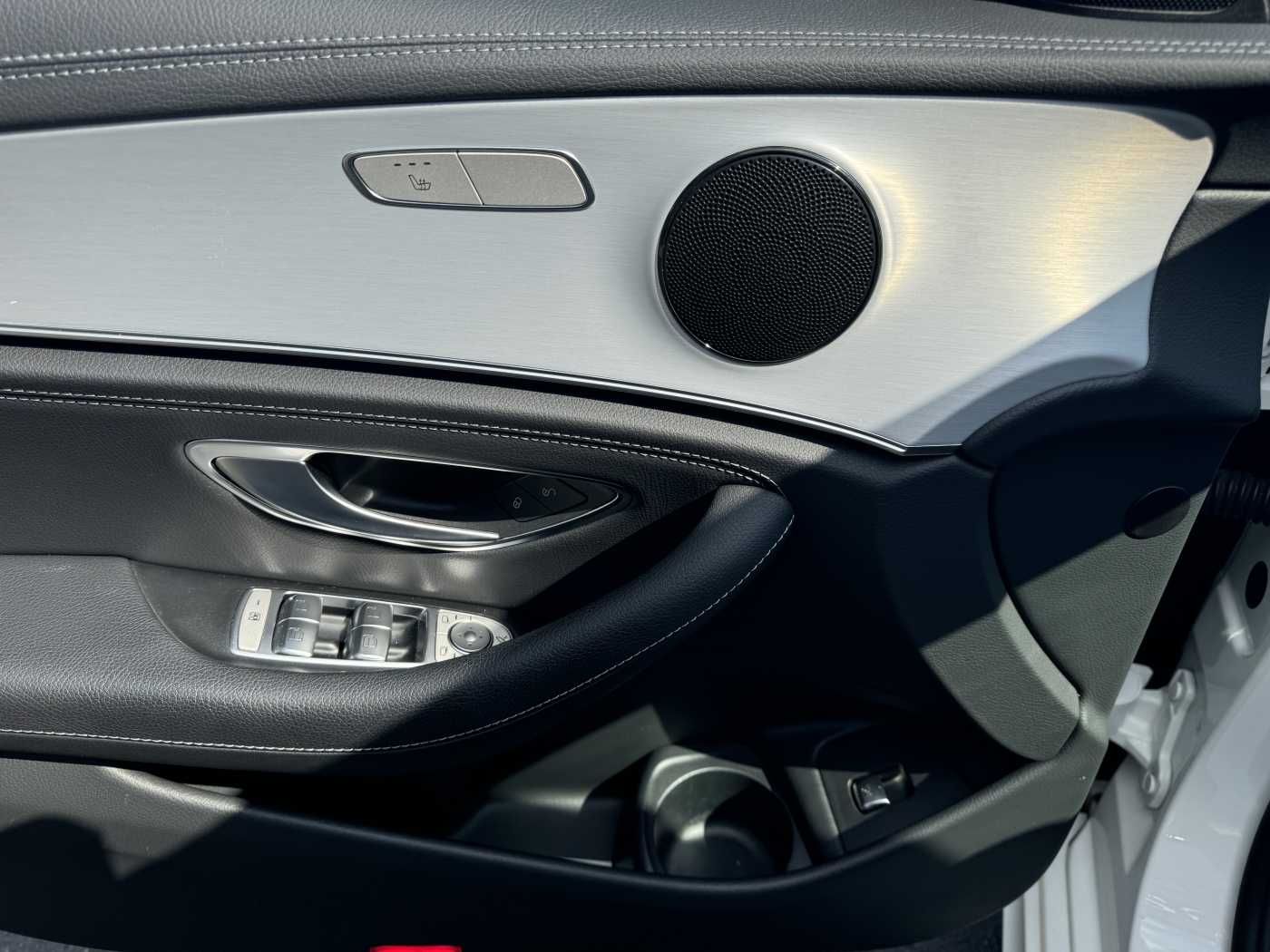 Fahrzeugabbildung Mercedes-Benz E 220d T AMG+Pano+AHK+Night+TotW+ RKamera+Ambien