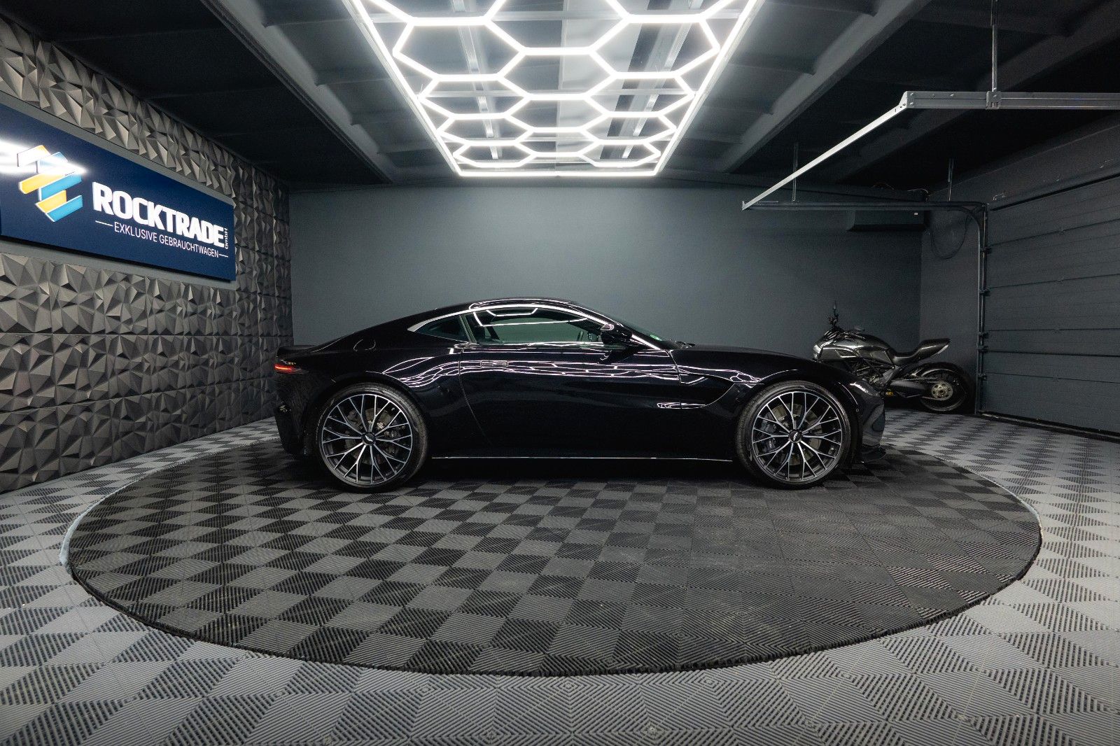 Fahrzeugabbildung Aston Martin V8 Vantage 4.0 V8 DB11 Coupe *1.Hand*360*Memory*