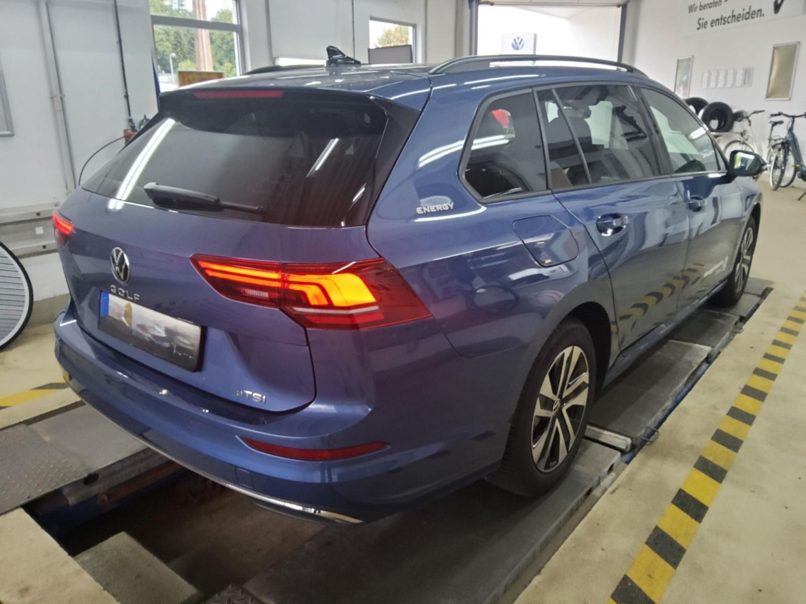 Volkswagen Golf Variant VIII 1.5 eTSI Goal LED Rear View foto 4