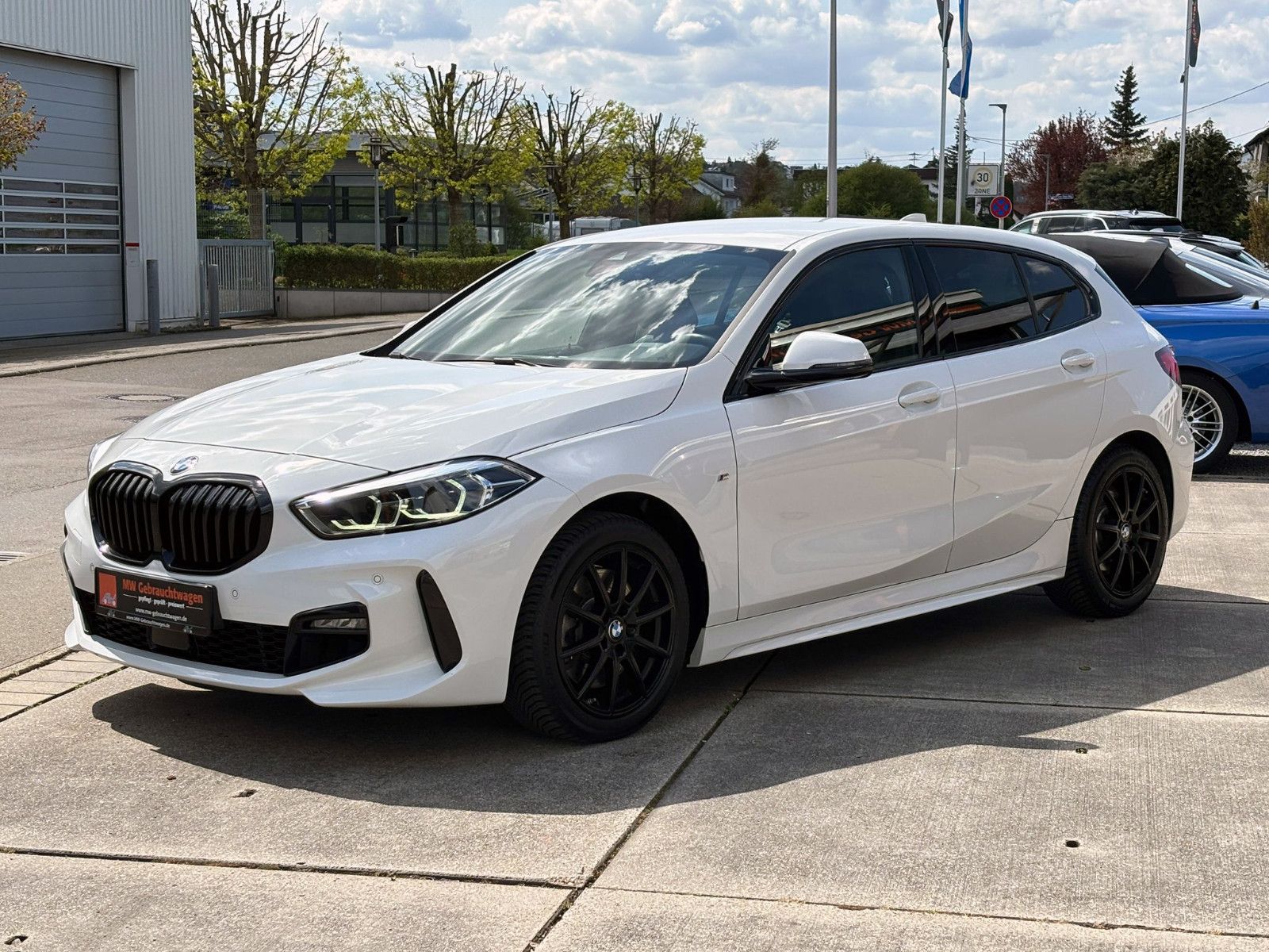 Fahrzeugabbildung BMW 120i M-Sport Steptronic LED TEMP PDC SHZ NAV BT