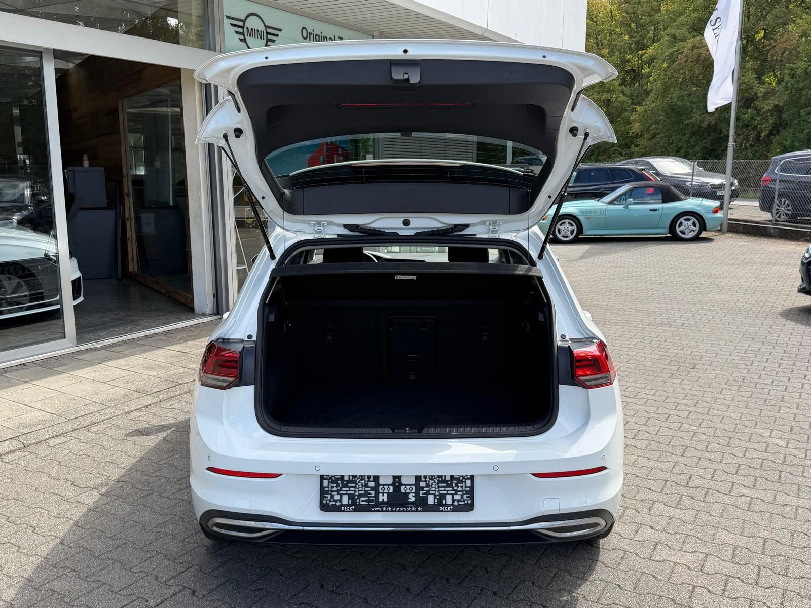 Fahrzeugabbildung Volkswagen Golf 1,5 eTSI Style >MEMO+LED+MASS+SHZ+PDC+ACC+