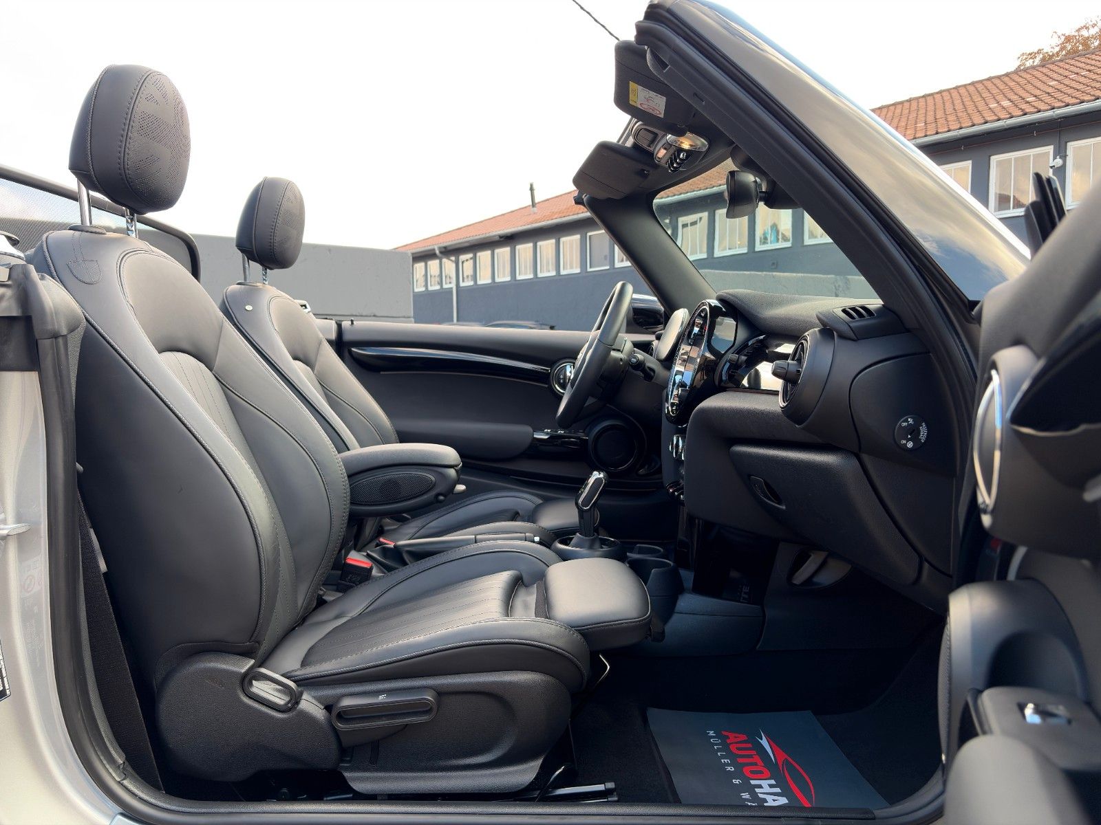 Fahrzeugabbildung MINI Cooper Cabrio JCW-Trim CarPlay Navigation LHZ