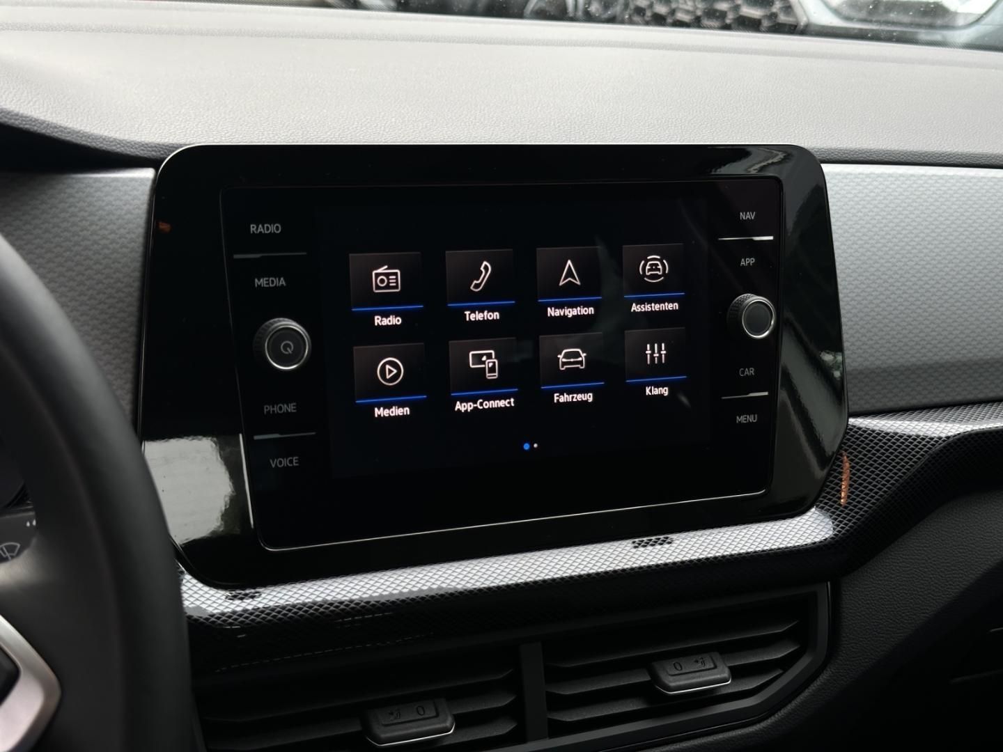 Fahrzeugabbildung Volkswagen T-Cross 1.0 TSI 70 kW Life LED,Navi,SHZ,ACC,PDC