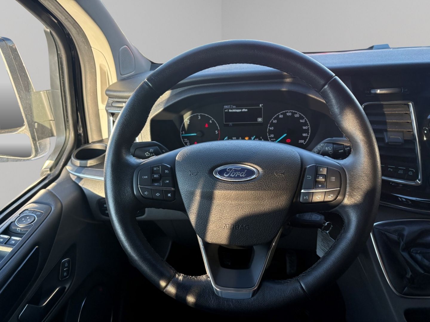 Fahrzeugabbildung Ford Tourneo Custom Kombi 320 L1 Titanium X Kamera AH