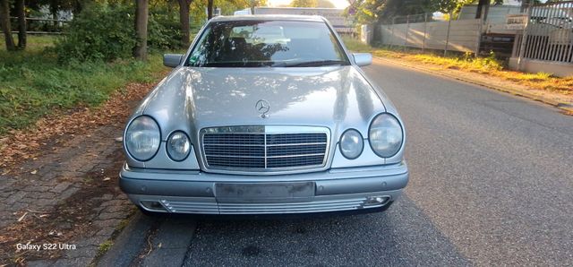 Mercedes-Benz E 240 ELEGANCE.