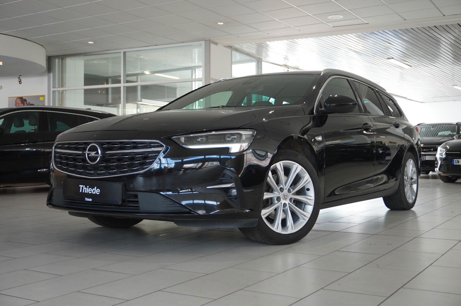 Fahrzeugabbildung Opel Insignia B ST 2.0D ELEGANCE 4X4 NAVI/HUD/BOSE/AH