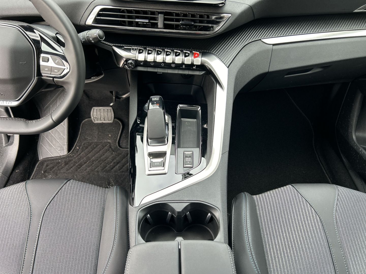 Fahrzeugabbildung Peugeot 3008 Hybrid 225 Allure 1.6 Plug-In *Sitzheizung*
