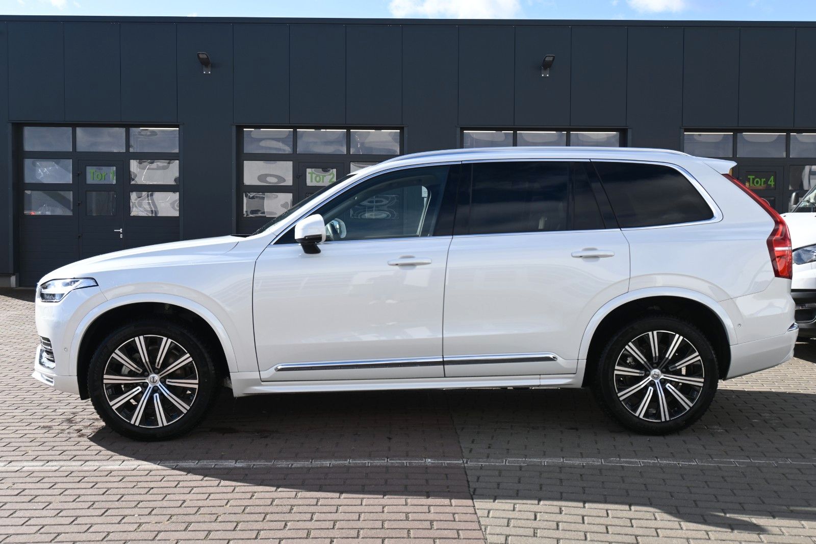 Fahrzeugabbildung Volvo XC90 B5 Bright *Stdhzg*Pano*360°*AHK*VOLL