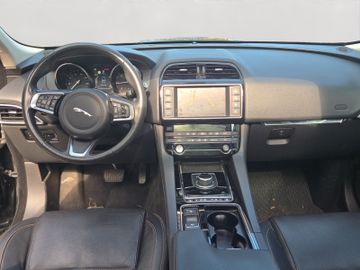 Jaguar F-Pace - 8