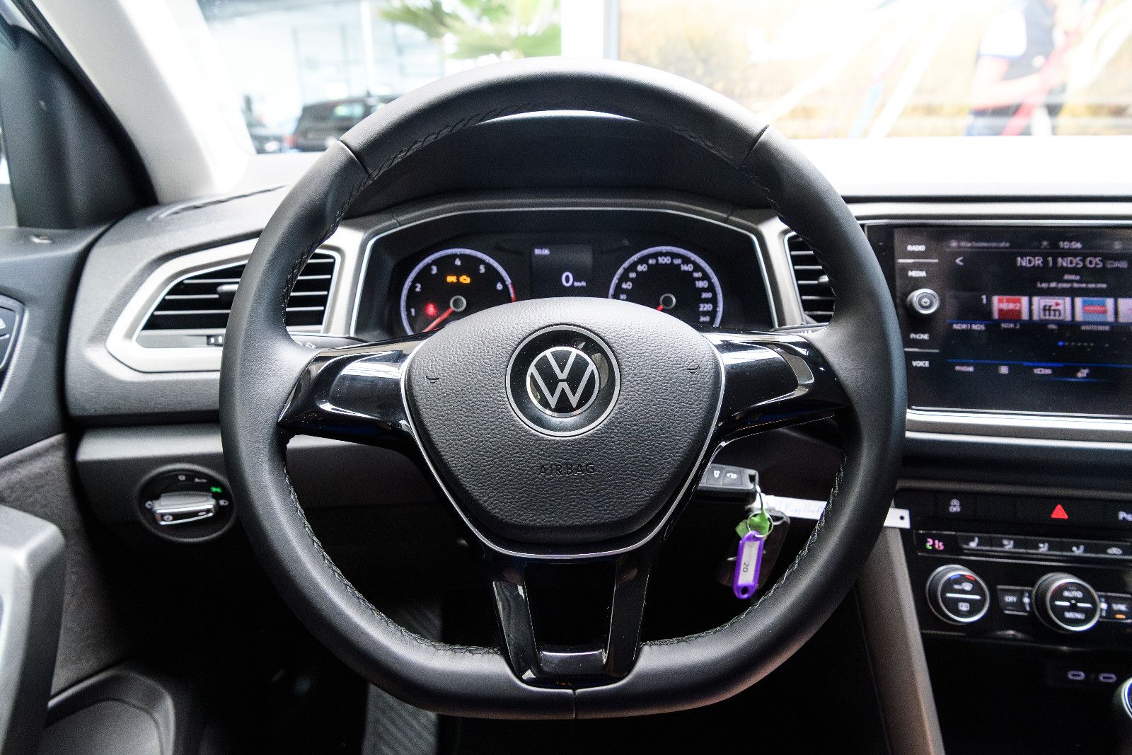 Fahrzeugabbildung Volkswagen T-Roc Style +Bicolor +Navi *GJR+SHZ+LANE ASS