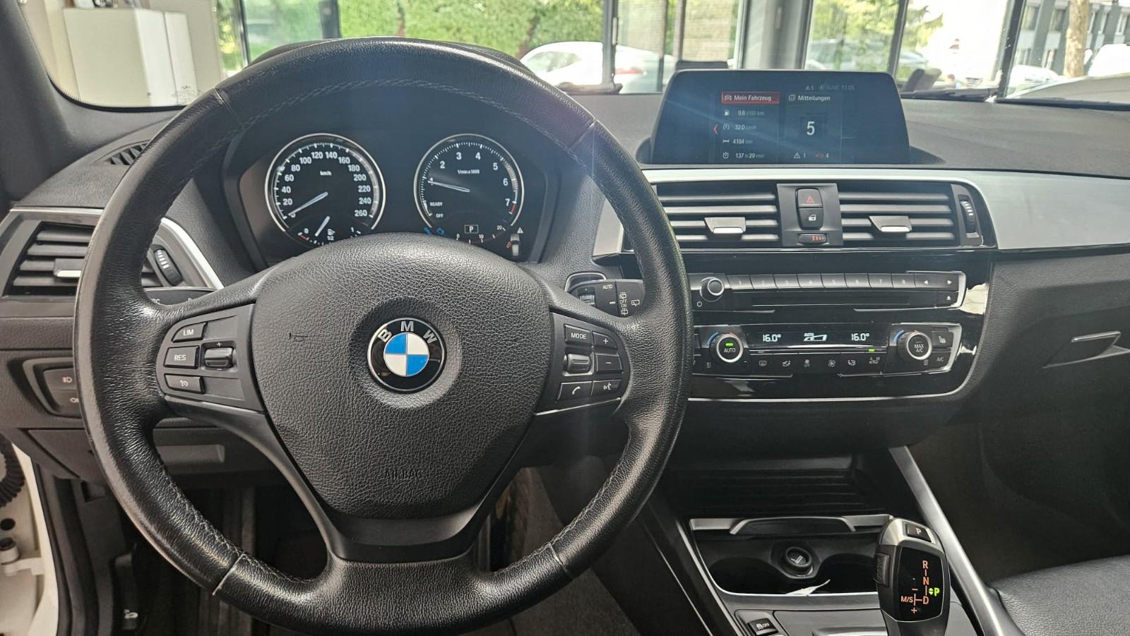 BMW 120i Vollleder Navi Tempomat Sitzheizung PDC LED
