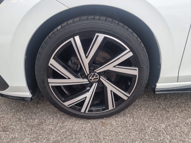 Fahrzeugabbildung Volkswagen Golf VIII 1.5 TSI R-LINE BLACK STYLE PANO NAVI K
