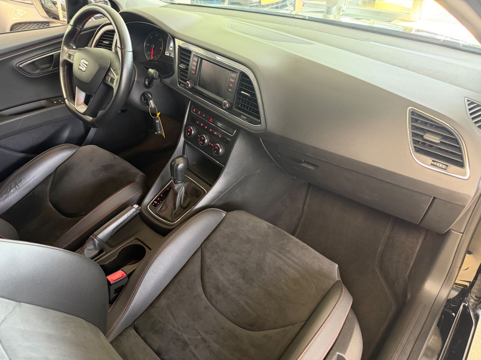 Fahrzeugabbildung SEAT Leon ST FR 2.0 TDI DSG 184PS * LED *