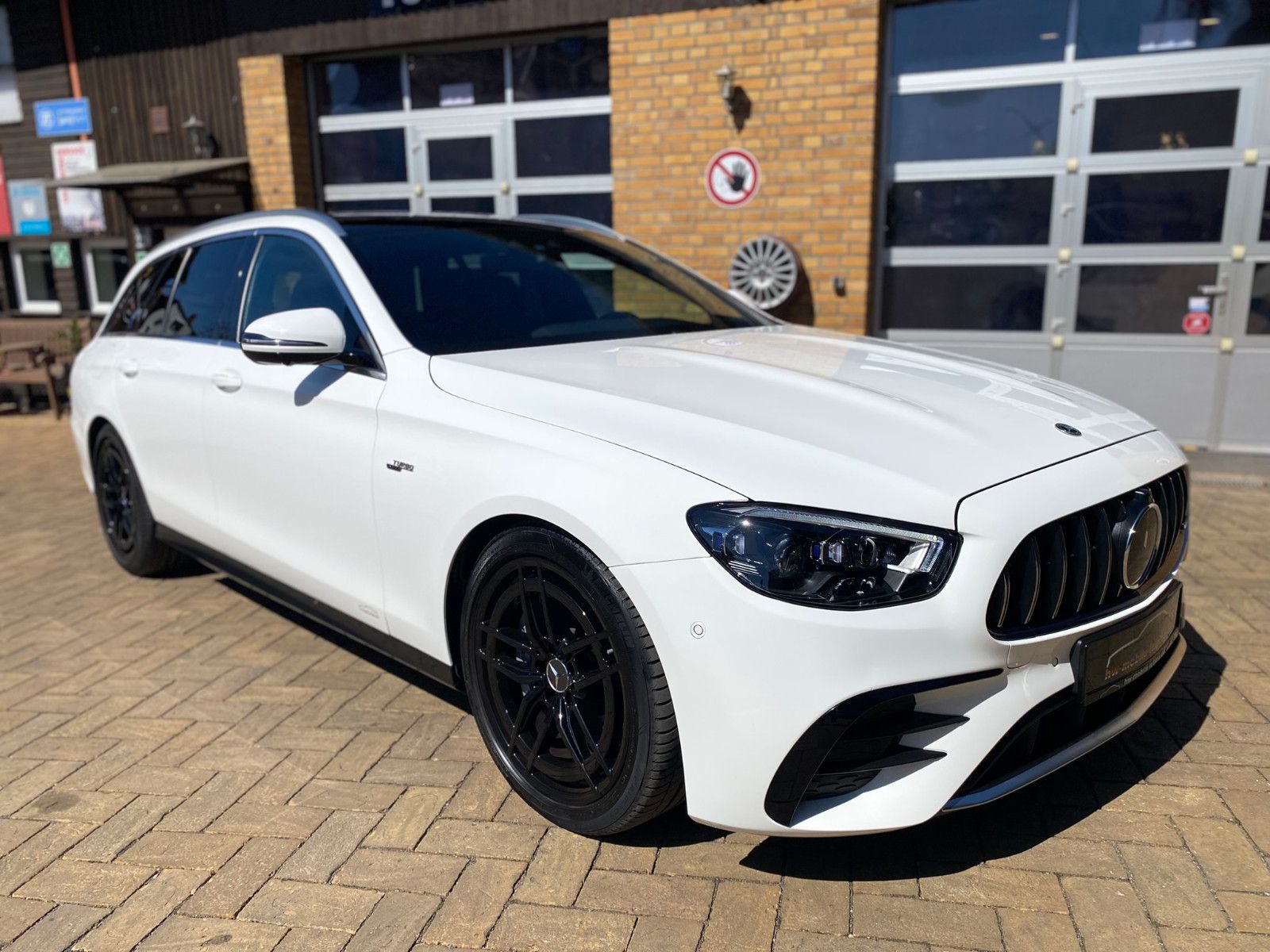 MERCEDES-BENZ E 53 AMG 4Matic+ Distronic+ Pano 360° AHK LED