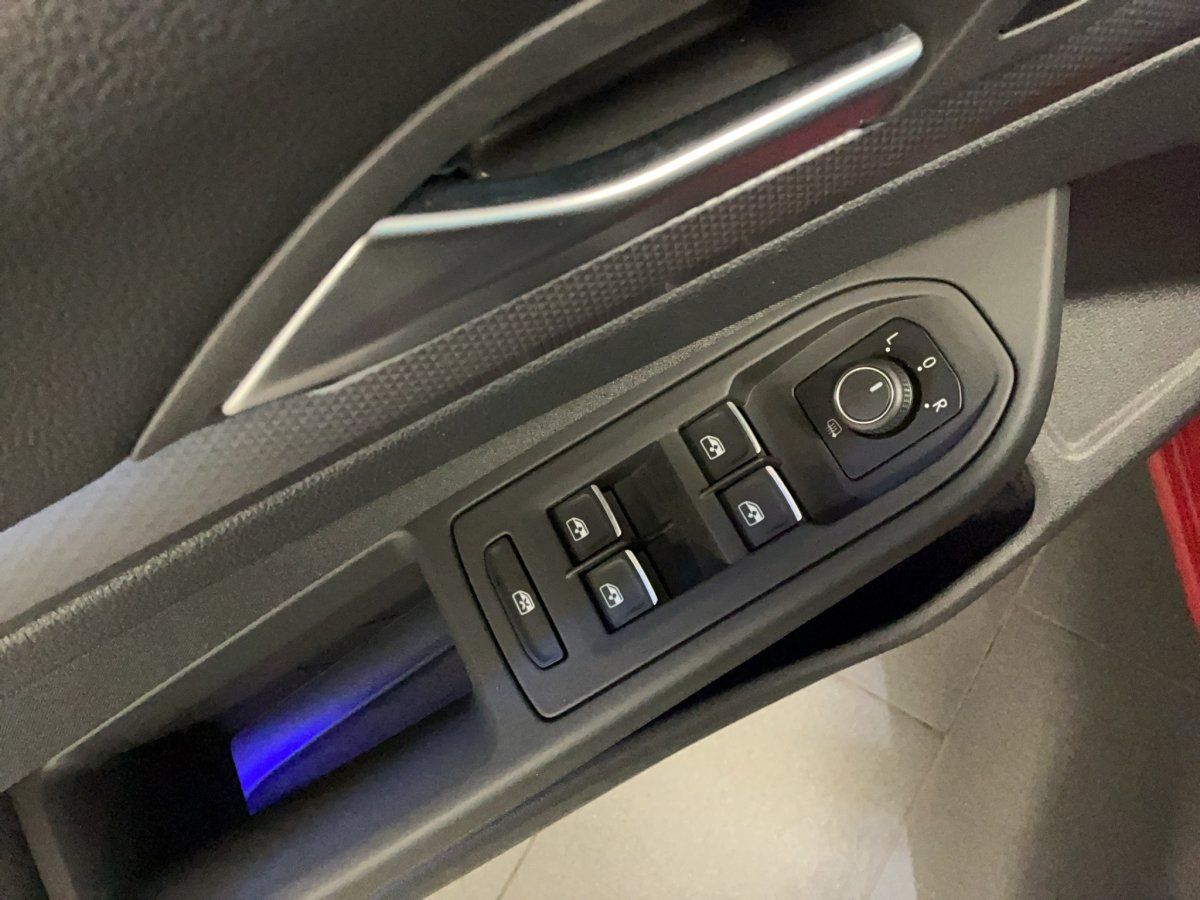 Fahrzeugabbildung Volkswagen Golf VIII Active 1.5 eTSI DSG Pano LED