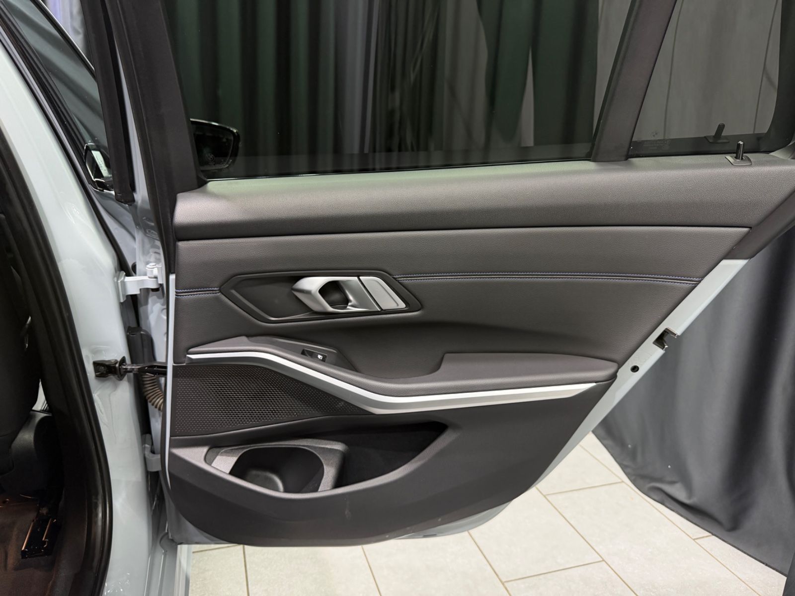 Fahrzeugabbildung BMW 330e Touring M Sport|HEAD-UP|NAVI|HIFI|WIDESCREE