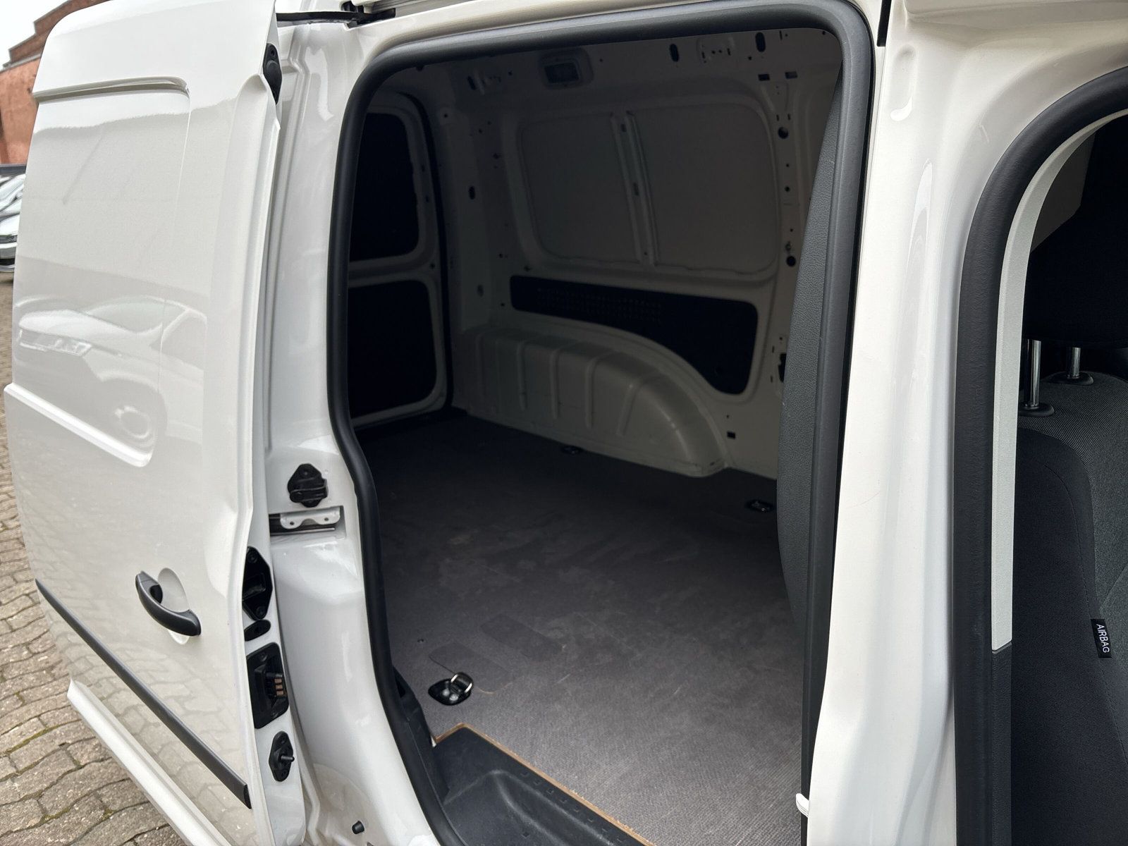 Fahrzeugabbildung Volkswagen Caddy Maxi Kasten 2.0 TDI DSG PDC hi. Navi Klima