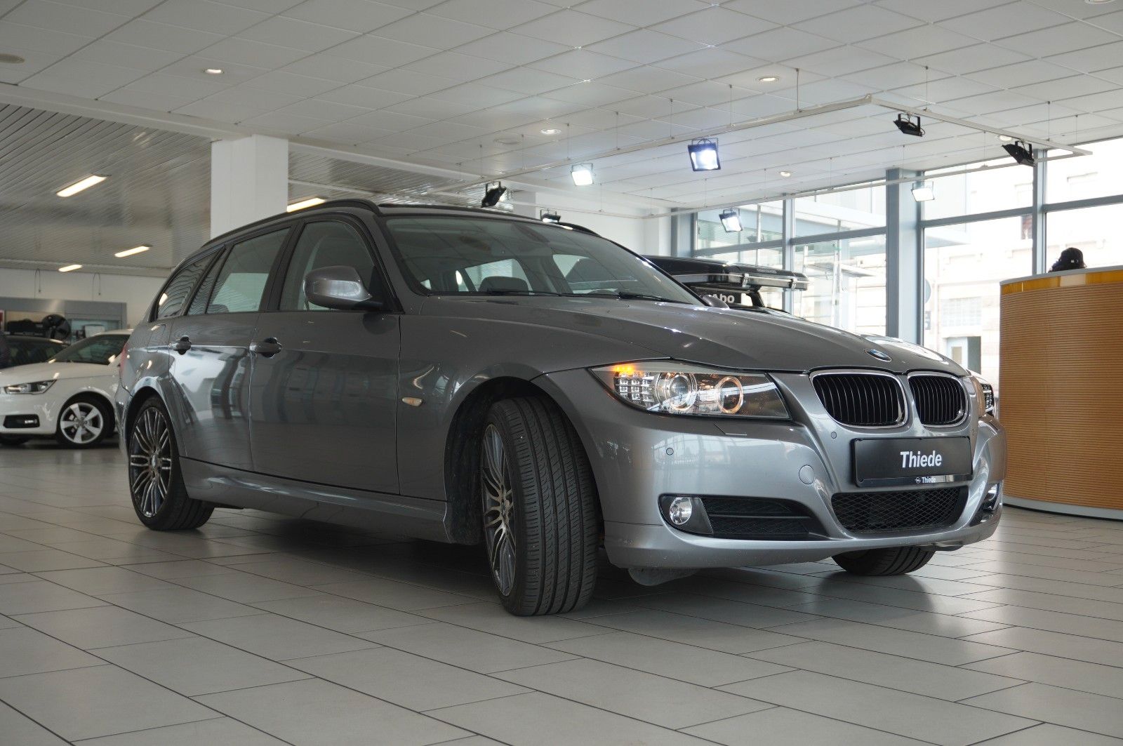 Fahrzeugabbildung BMW 320i TOURING NAVI/BI-XENON/SHZ/PDC/PANO./SH/TEMP