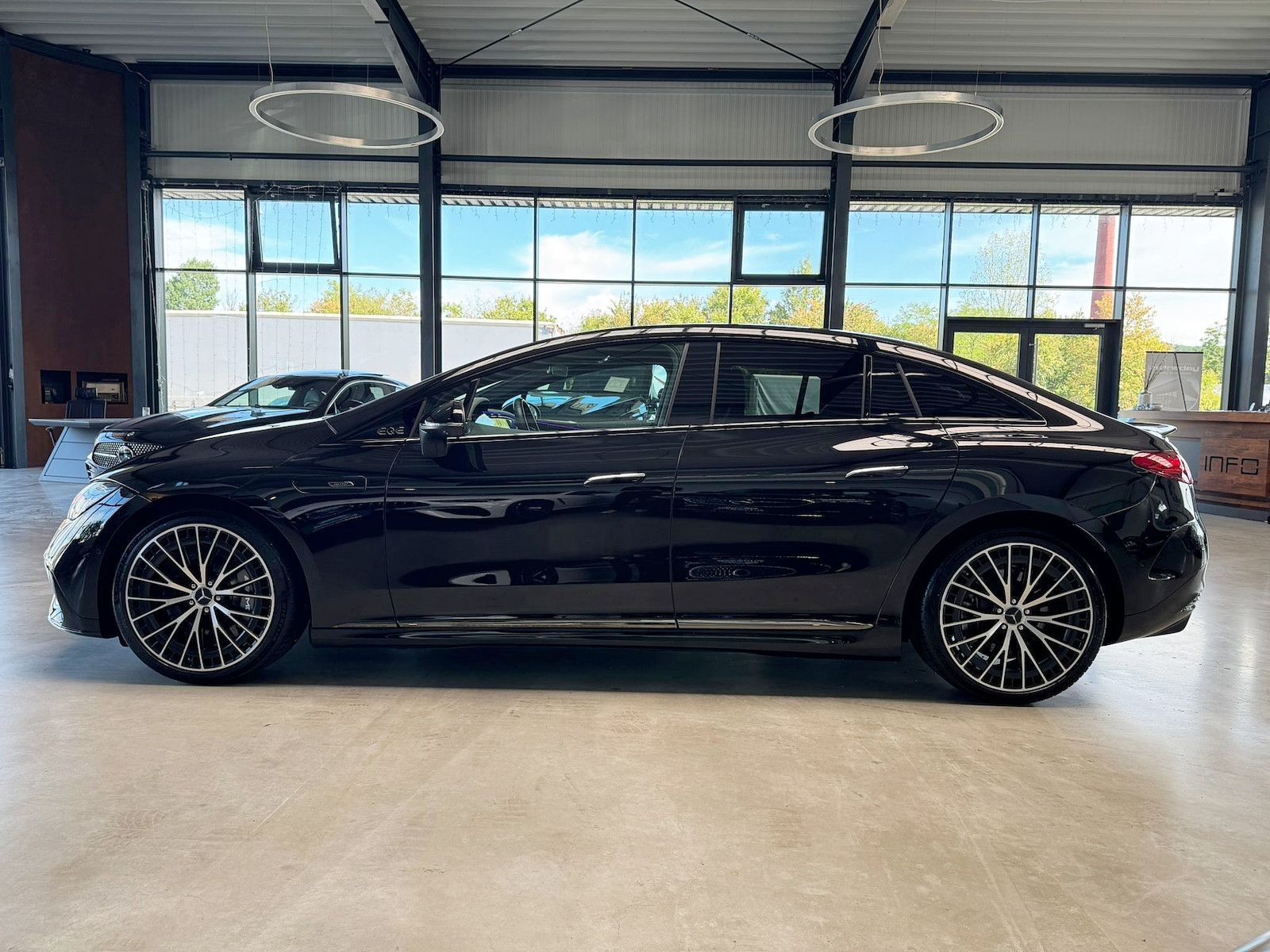 Mercedes-Benz EQE 43 AMG HYPERSCREEN AIRMAT MASSAGE PANO 360°  imagem 3