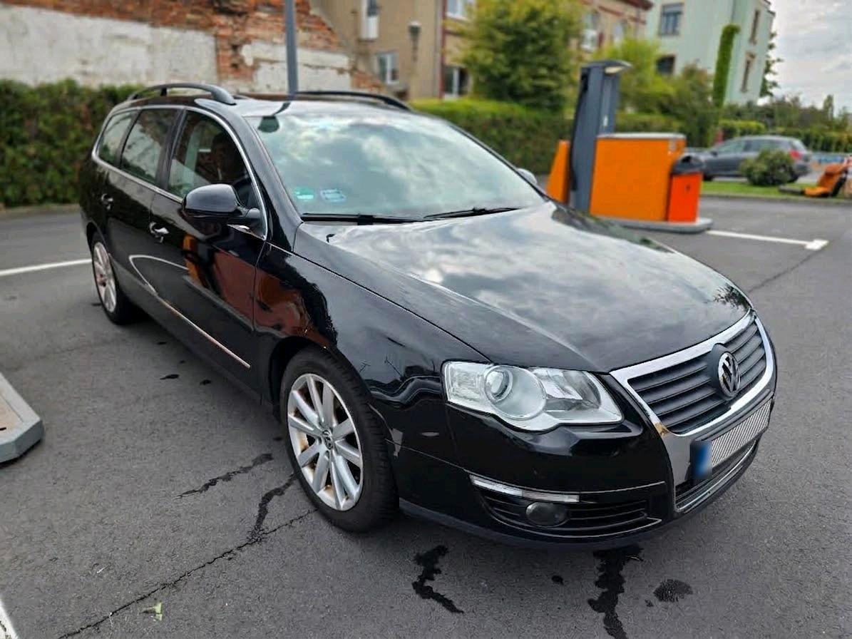 Volkswagen Passat 2010 — rear view