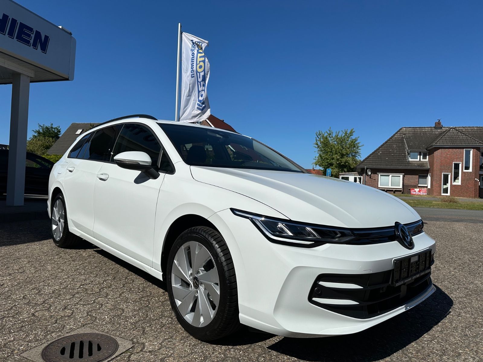 Fahrzeugabbildung Volkswagen Golf VIII Variant 1.5 TSI Life Navi/ACC/LED/Shzg