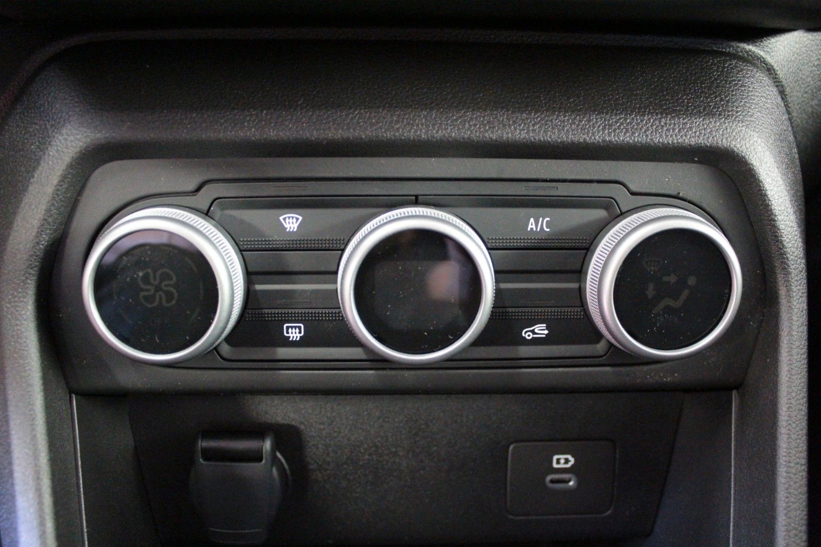Fahrzeugabbildung Dacia Sandero TCe 100  ECO G Expression*Winterpaket*