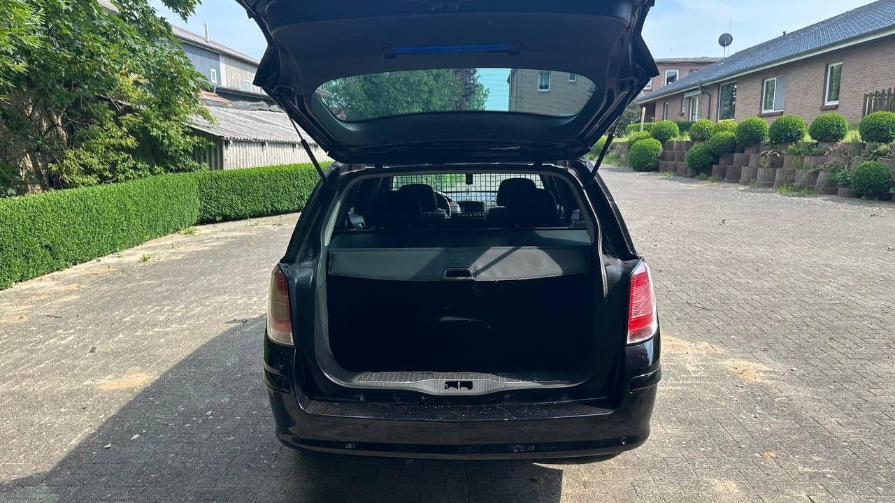 Opel Astra 2009 — photo 11