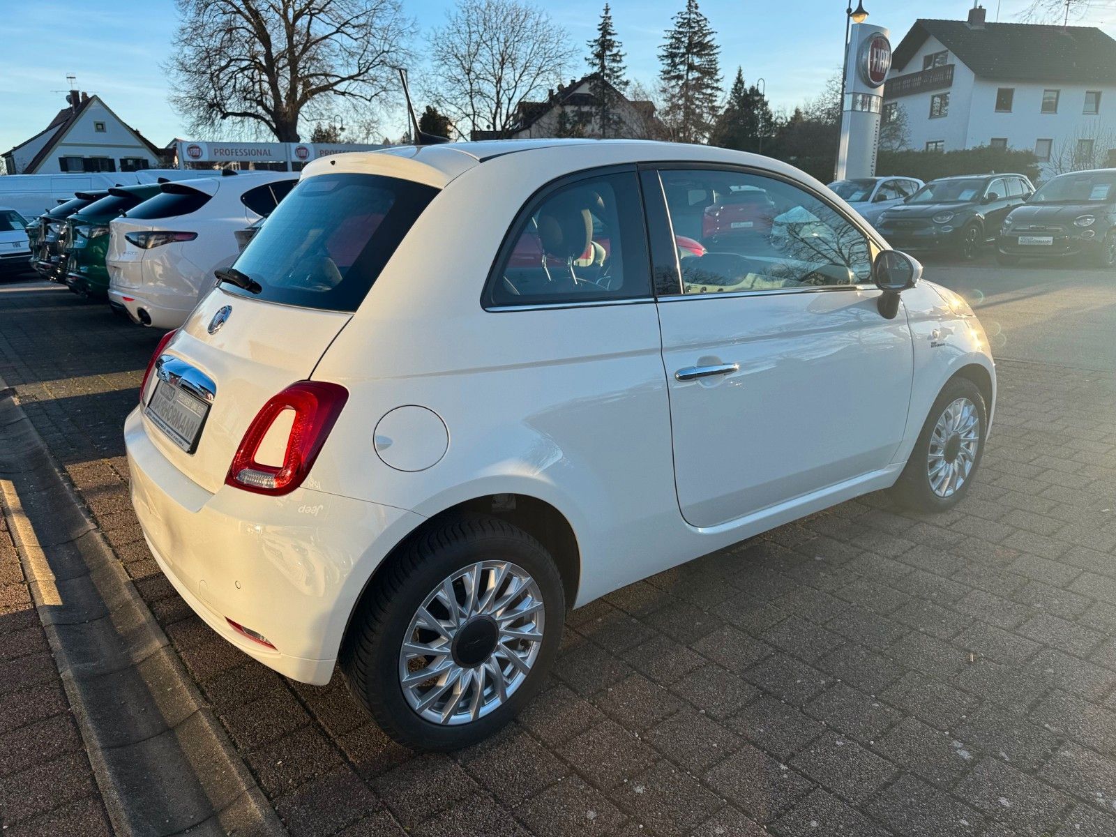 Fahrzeugabbildung Fiat 500  LOUNGE CARPLAY KLIMA DAB PDC TEMPOMAT