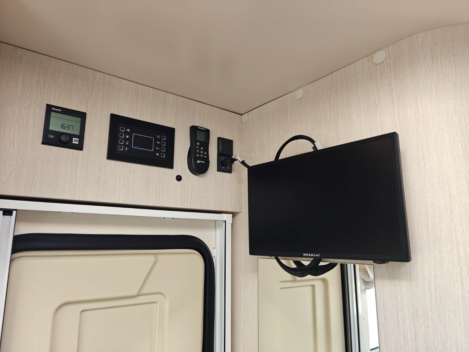 Fahrzeugabbildung NobelART T-5000 - SAT, TV, 2x Solar, Markise, MaxxFan -