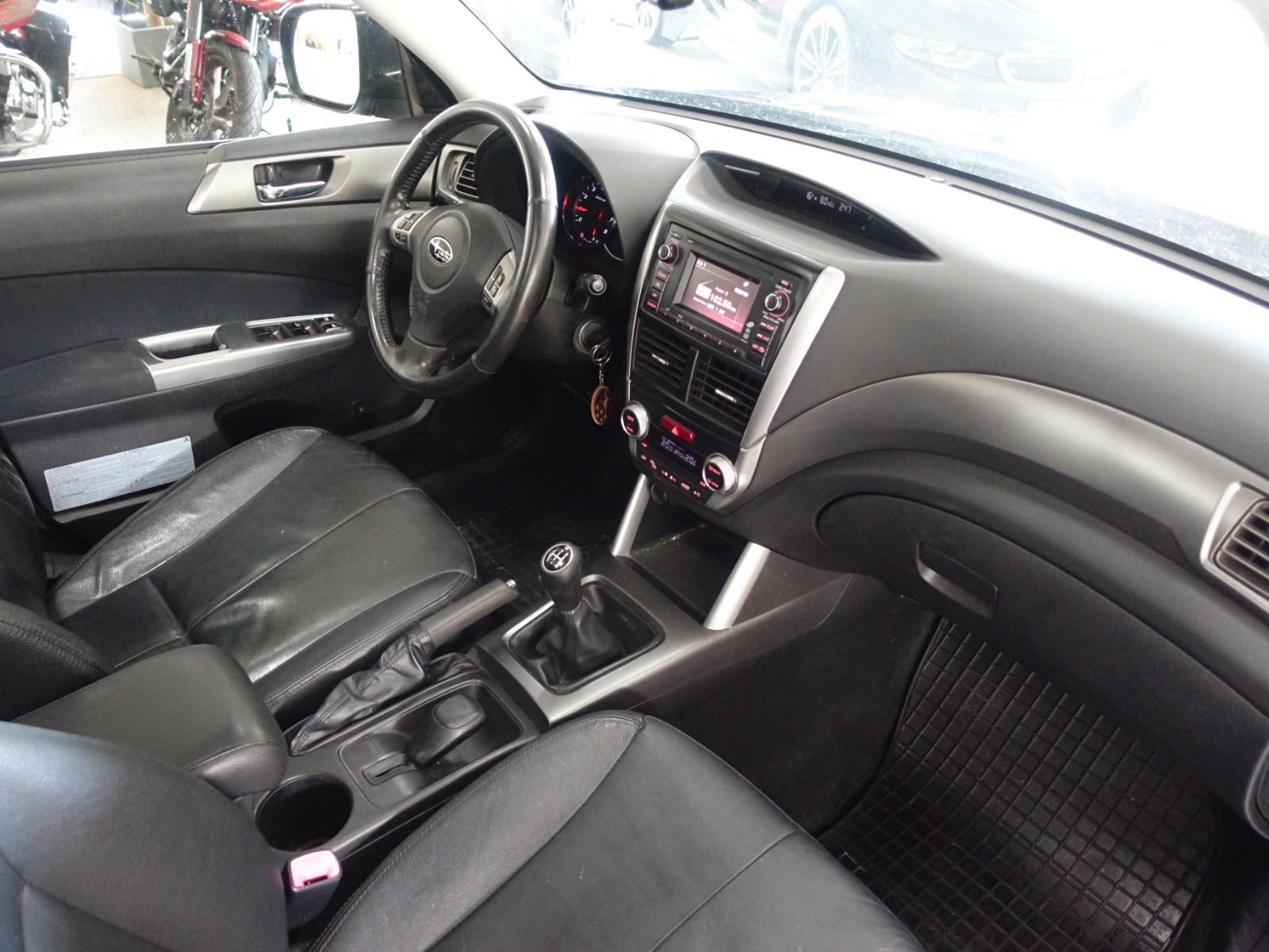 SUBARU FORESTER 2.0 150ch 4X4 EXCLUSIVE - CUIR - TOIT OUVRANT - CAMÉRA DE RECUL - XÉNON - SIÈGES CHAUFFANTS