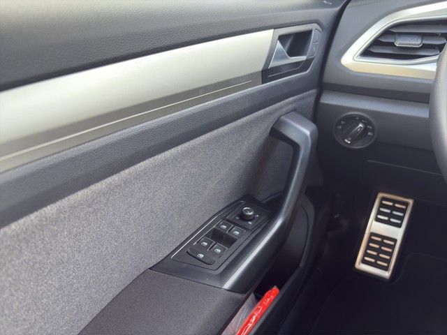 Fahrzeugabbildung Volkswagen T-Roc Move 1.5 TSI 110 kW *Navi*