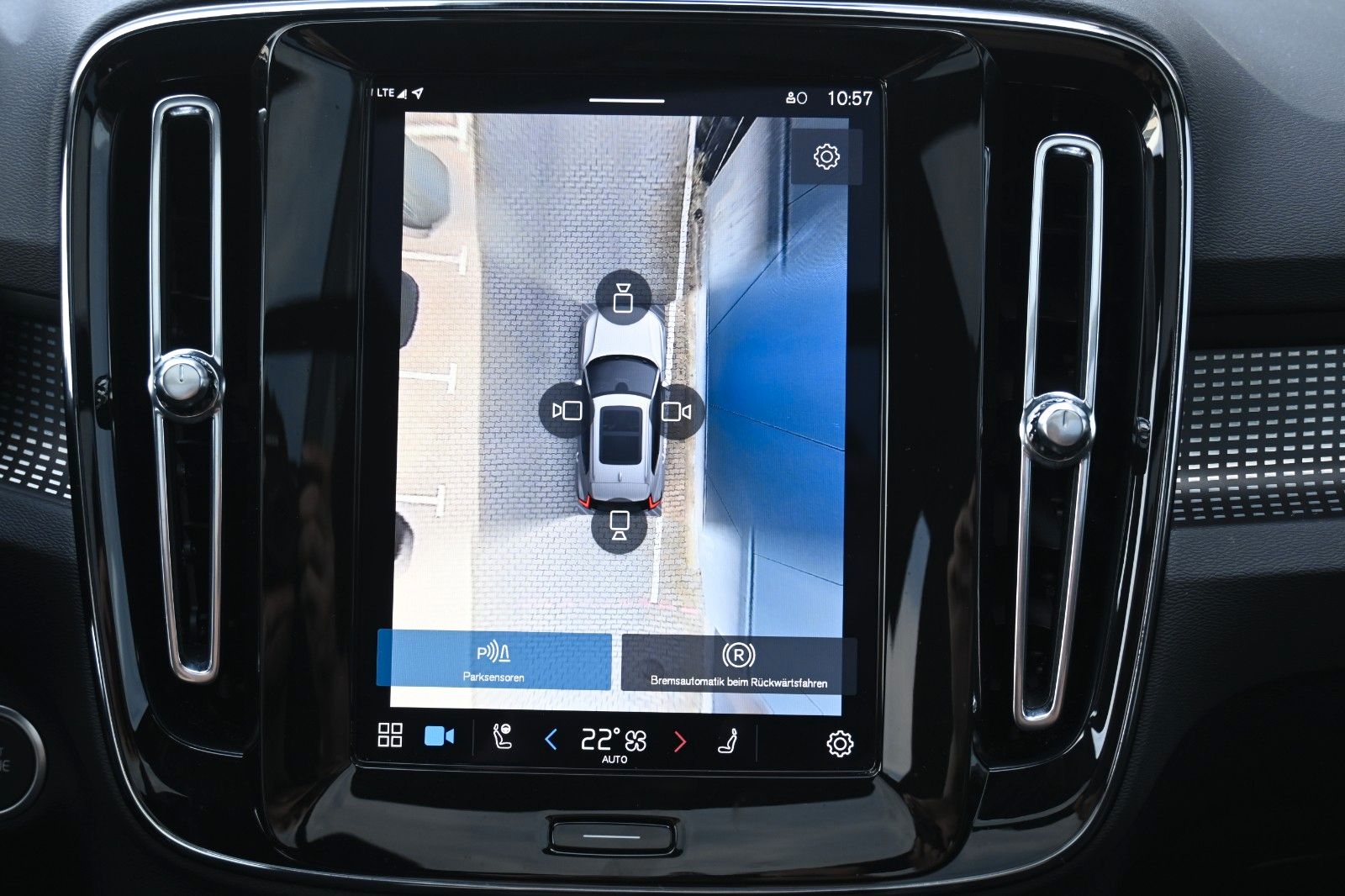 Fahrzeugabbildung Volvo XC40 B4 Plus Dark*LED*PANO*360*STHZ*H&K*DAB*BLIS