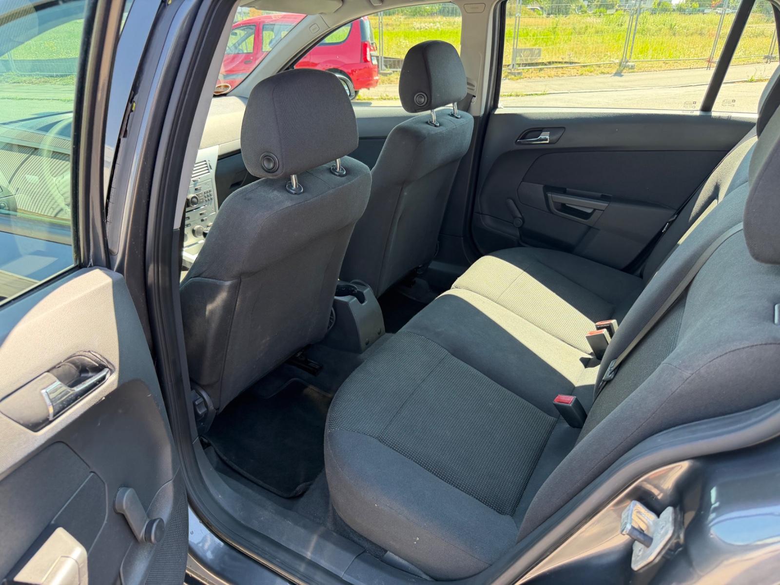 Opel Astra 2009 — photo 17